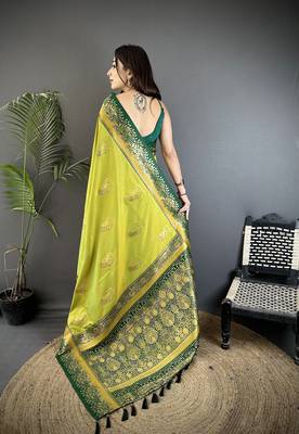 light green soft silk blend dual zari peacock butta worked banarasi saree  3