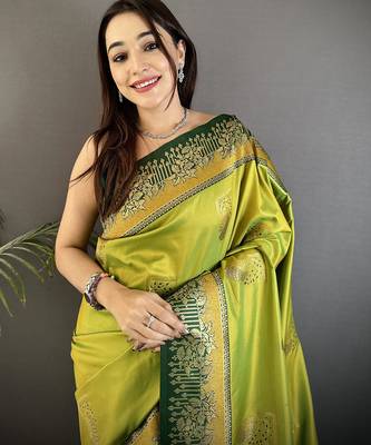 light green soft silk blend dual zari peacock butta worked banarasi saree  4