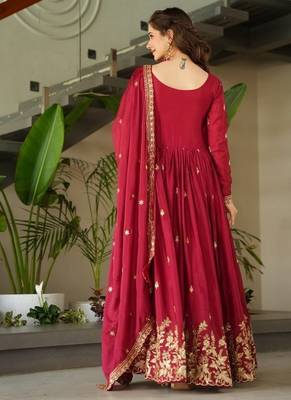 Maroon zari & sequins embroidered chinnon kurta & dupatta set 3