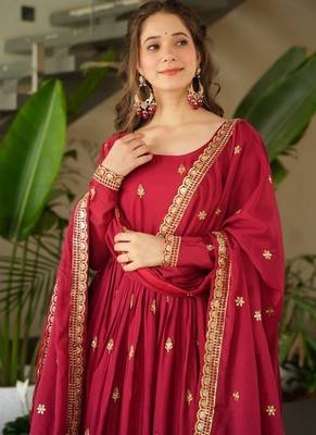 Maroon zari & sequins embroidered chinnon kurta & dupatta set 4