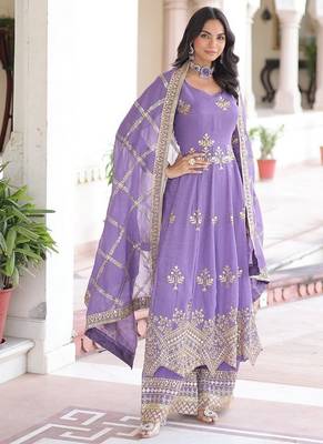 Lavender zari & sequins embroidered silver crunchy kurta bottom & dupatta set 2