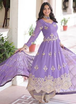 Lavender zari & sequins embroidered silver crunchy kurta bottom & dupatta set 3