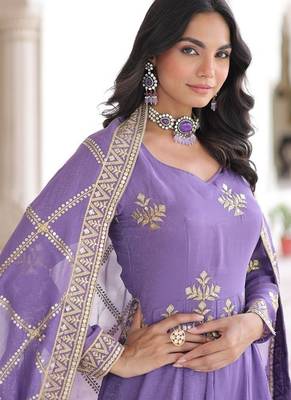 Lavender zari & sequins embroidered silver crunchy kurta bottom & dupatta set 4