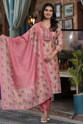 Beautiful jaipuri a pink and white printed indian kurta set with a matching dupatta and pants.