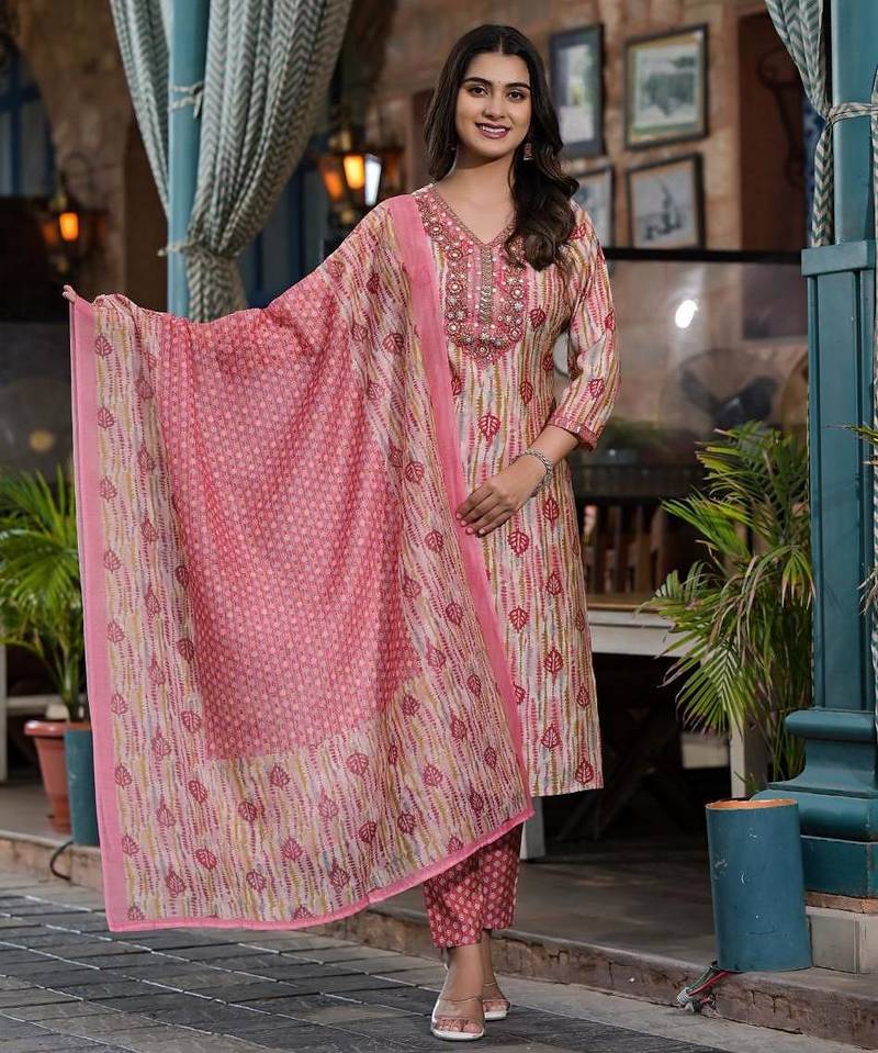 Beautiful jaipuri a pink and white printed indian kurta set with a matching dupatta and pants.