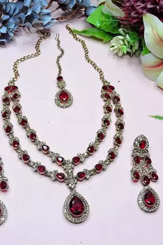Teardrop bridal Necklace :: set with earrings & maang tikka - ethnic wedding jewelry for brides & parties