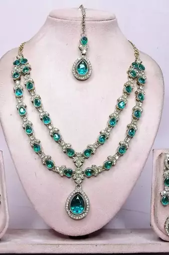 Teardrop bridal Necklace :: set with earrings & maang tikka - ethnic wedding jewelry for brides & parties