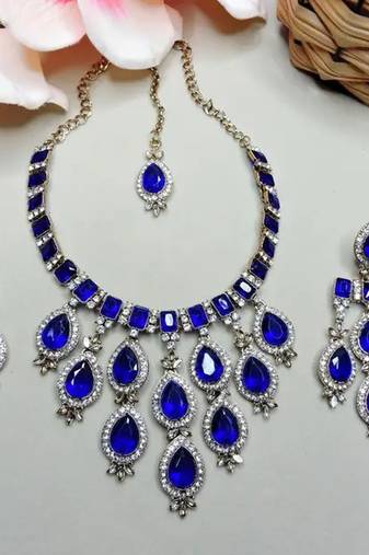Teardrop bridal necklace set with earrings & maang tikka - ethnic wedding jewelry for brides & parties