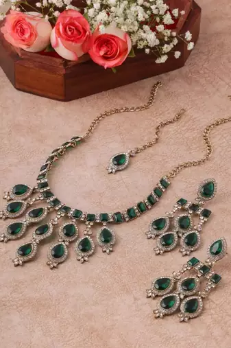 Teardrop bridal Necklace :: set with earrings & maang tikka - ethnic wedding jewelry for brides & parties