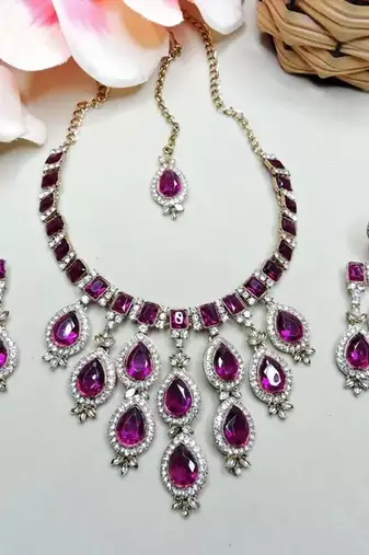 Teardrop bridal Necklace :: set with earrings & maang tikka - ethnic wedding jewelry for brides & parties