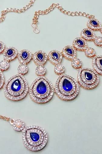 Rose gold-plated necklace set with earrings & maang tikka for women – sparkling bridal party jewelry