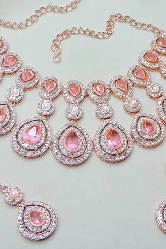 Rose gold-plated necklace set with earrings & maang tikka for women     sparkling bridal party jewelry