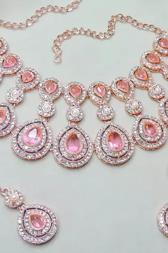Rose gold-plated necklace set with earrings & maang tikka for women     sparkling bridal party jewelry