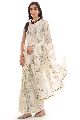 art silk blend saree with printed design & pallu lace border paired with banglori unstitched blouse 3
