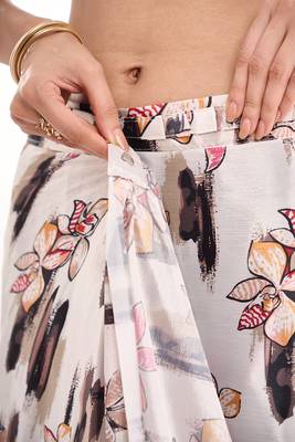 art silk blend saree with printed design & pallu lace border paired with banglori unstitched blouse 4