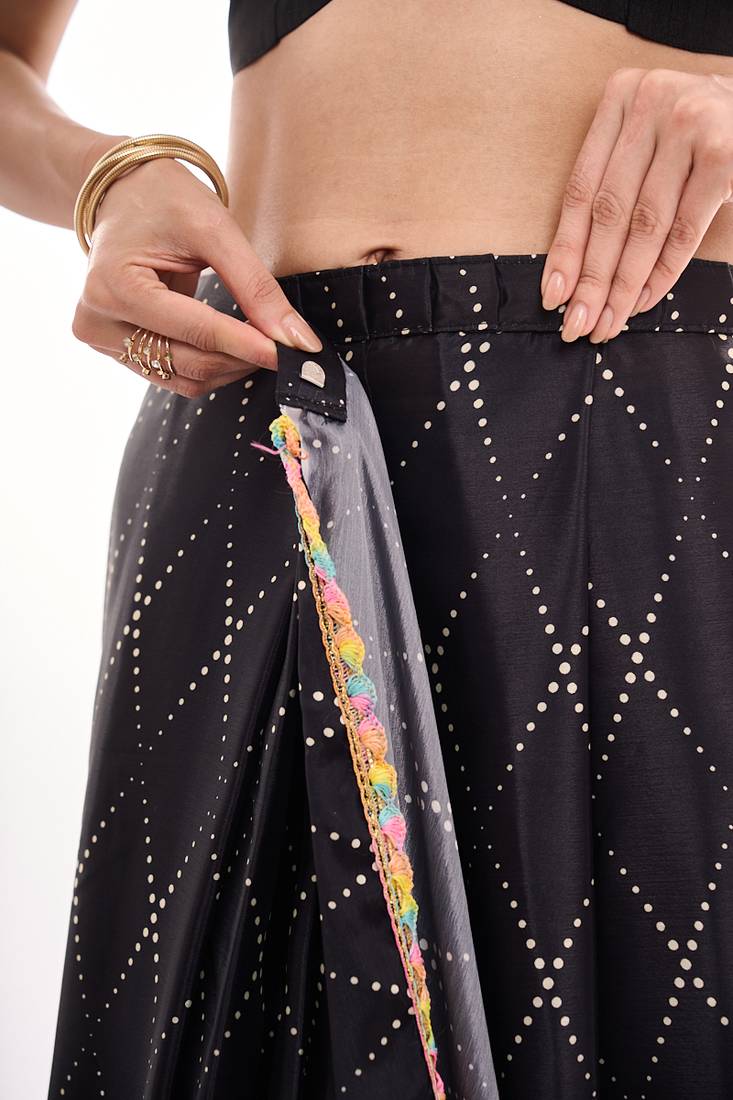 art silk saree with printed design & pallu lace border, paired with banglori unstitched blouse