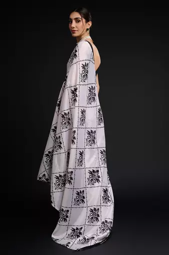 art silk blend saree with printed design & pallu lace border paired with banglori unstitched blouse