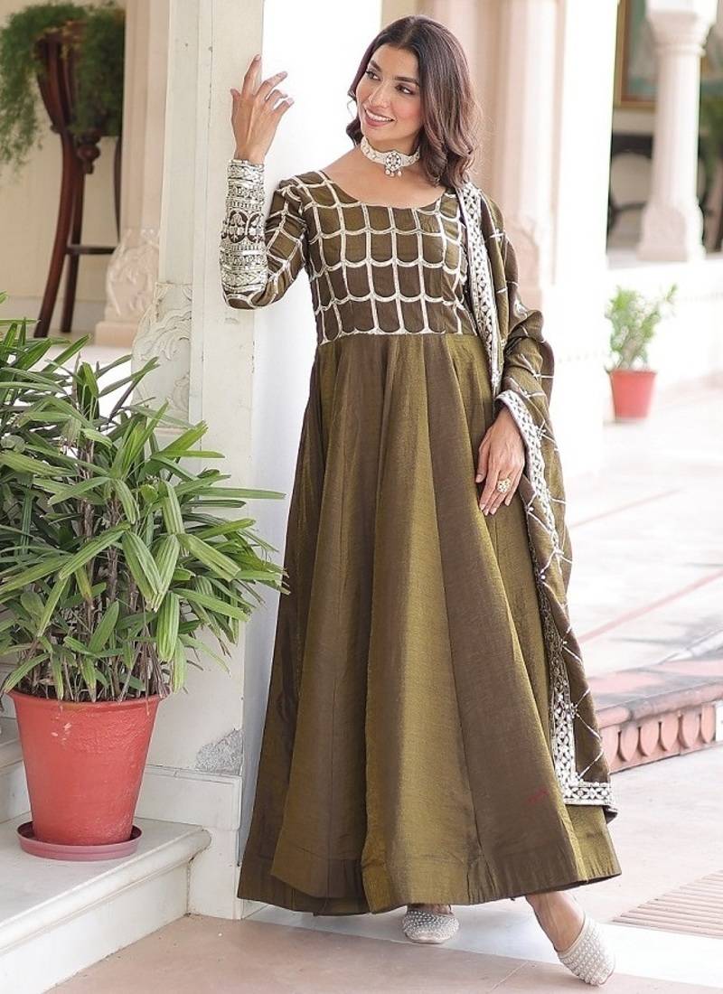 Women nc vichitra with rich sequins & zari embroidered work wdding gown