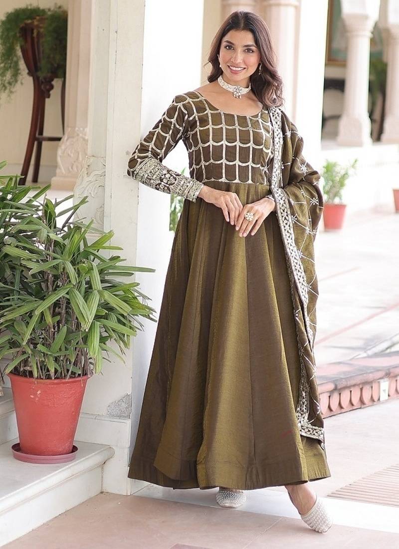 Women nc vichitra with rich sequins & zari embroidered work wdding gown