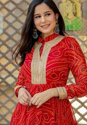 Red chiffon bhandini printed lace work anarkali & pant set 2