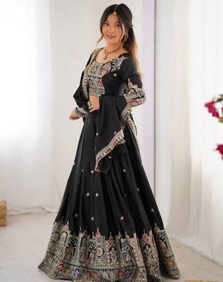 Black embroidered work lehenga choli with dupatta 7