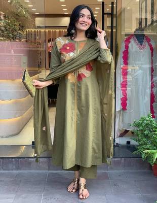 Floral embroidered green round neck  cotton kurta set with trouser & dupatta 2