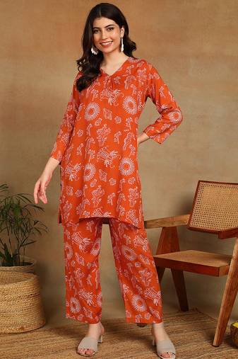 Women ethnic motifs printed orange rayon straight kurta with pants set