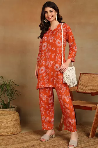 Women ethnic motifs printed orange rayon straight kurta with pants set