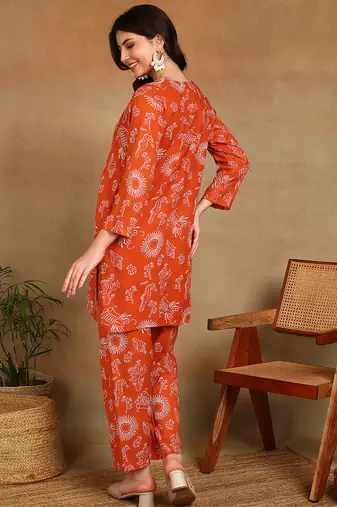 Women ethnic motifs printed orange rayon straight kurta with pants set