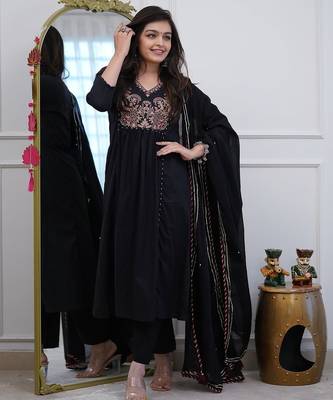 Floral embroidered black v neck  cotton kurta set with trouser & dupatta 2