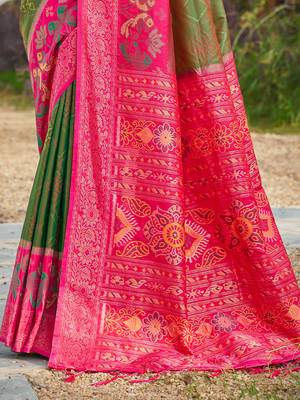 Green pochampalli silk blend saree for women  3