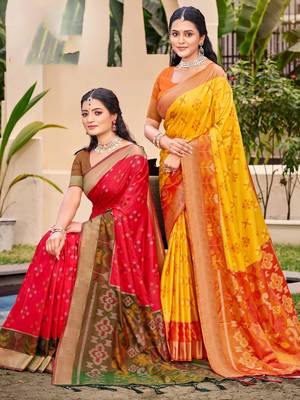 Exquisite red & mehendi green pochampally soft silk blend saree with grand ikat woven pallu 4
