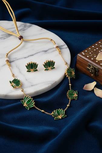 Antique green floral motif necklace set