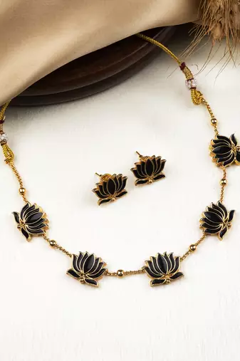 Antique black floral motif necklace set