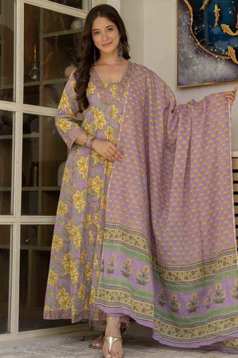 Women cotton printed v-nack 3/4 sleeves calf length flared kurta pant and dupatta set