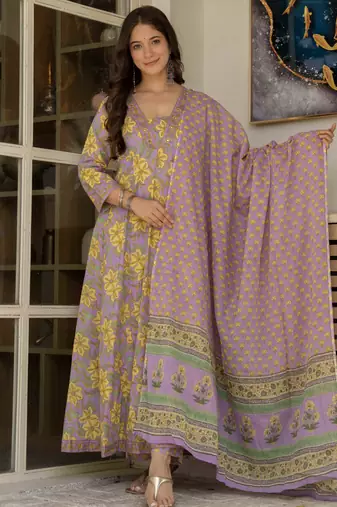 Women cotton printed v-nack 3/4 sleeves calf length flared kurta pant and dupatta set