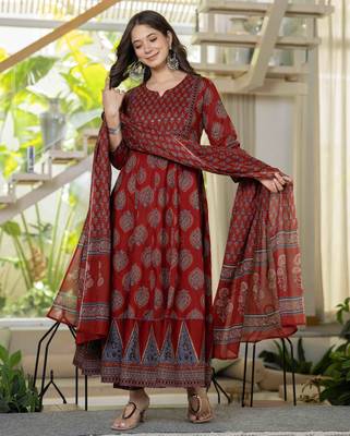 Women cotton printed round nack 3/4 sleeves calf length flared kurta pant and dupatta set 5