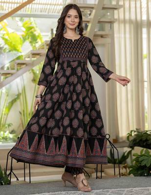 Women cotton printed round nack 3/4 sleeves calf length flared kurta pant and dupatta set 3