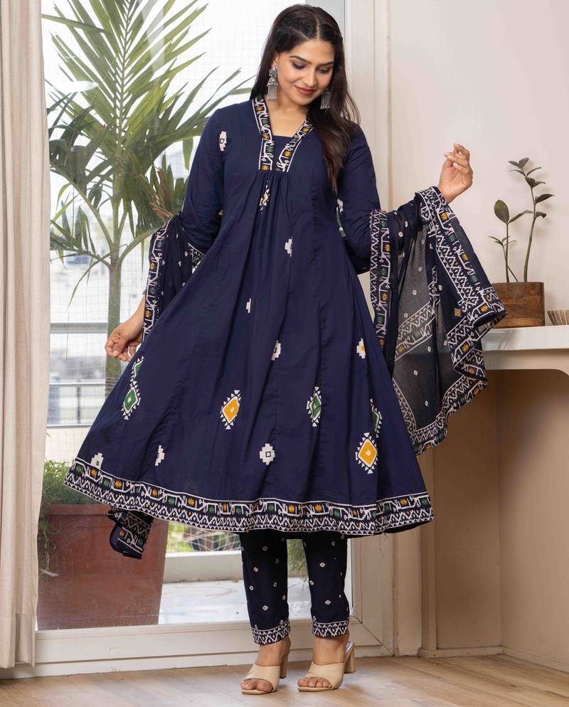 Women cotton printed v-nack 3/4 sleeves calf length flared kurta pant and dupatta set