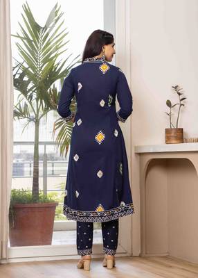 Women cotton printed v-nack 3/4 sleeves calf length flared kurta pant and dupatta set 2