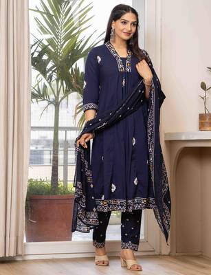 Women cotton printed v-nack 3/4 sleeves calf length flared kurta pant and dupatta set 3
