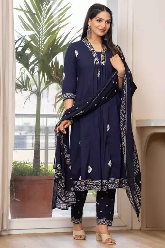 Women cotton printed v-nack 3/4 sleeves calf length flared kurta pant and dupatta set