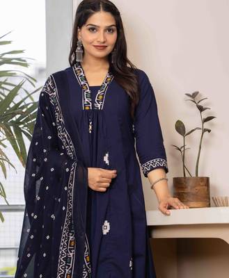 Women cotton printed v-nack 3/4 sleeves calf length flared kurta pant and dupatta set 4