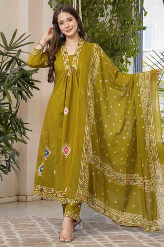 Women cotton printed v-nack 3/4 sleeves calf length flared kurta pant and dupatta set