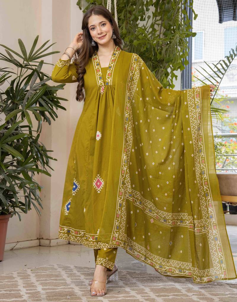 Women cotton printed v-nack 3/4 sleeves calf length flared kurta pant and dupatta set