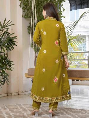 Women cotton printed v-nack 3/4 sleeves calf length flared kurta pant and dupatta set 2
