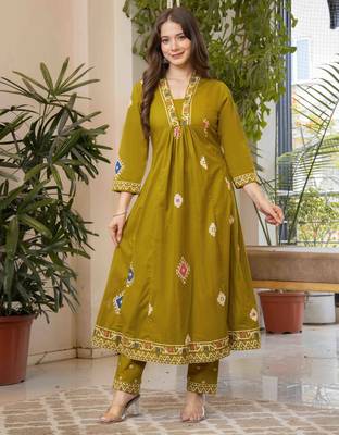 Women cotton printed v-nack 3/4 sleeves calf length flared kurta pant and dupatta set 3