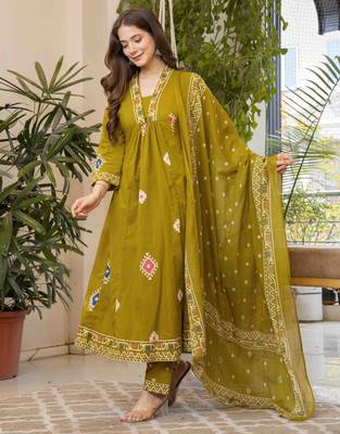 Women cotton printed v-nack 3/4 sleeves calf length flared kurta pant and dupatta set 5