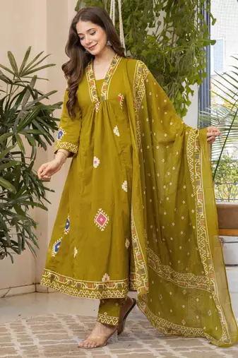 Women cotton printed v-nack 3/4 sleeves calf length flared kurta pant and dupatta set