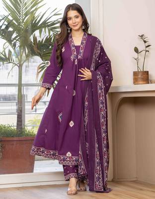 Women cotton printed v-nack 3/4 sleeves calf length flared kurta pant and dupatta set 4